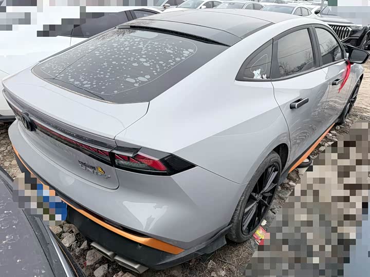 Changan UNI-V 2025 2025款 1.5T 500Bar尊贵运动型