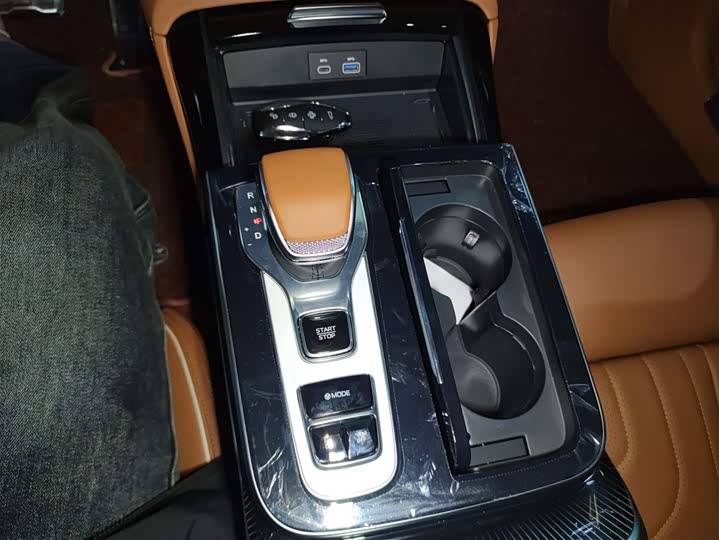 Hongqi H9 2025 2025款 改款 2.0T 两驱旗享豪华商务版 5座