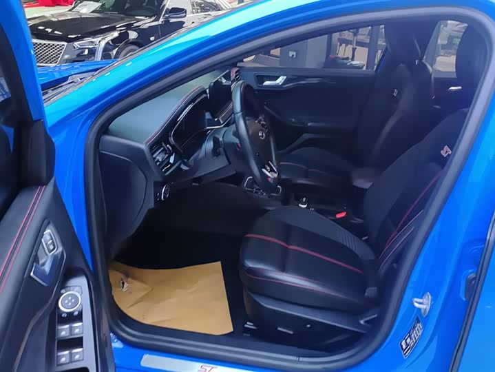 Ford Focus 2022 2022款 三厢 EcoBoost 180 自动ST Line