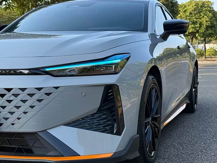 Changan UNI-V 2025 2025款 1.5T 500Bar尊贵运动型