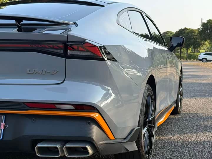Changan UNI-V 2025 2025款 1.5T 500Bar尊贵运动型