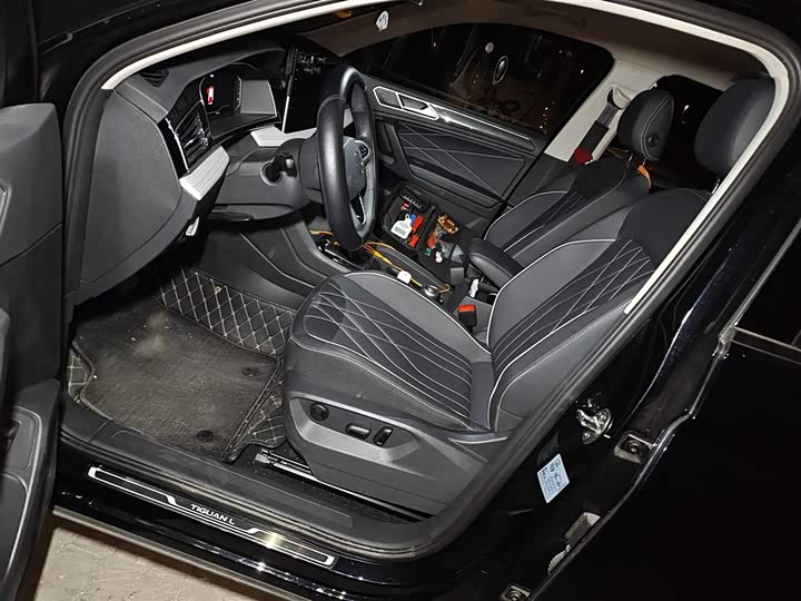 Volkswagen Tiguan L Pro 2025 2025款 出众款 300TSI 自动两驱龙腾版