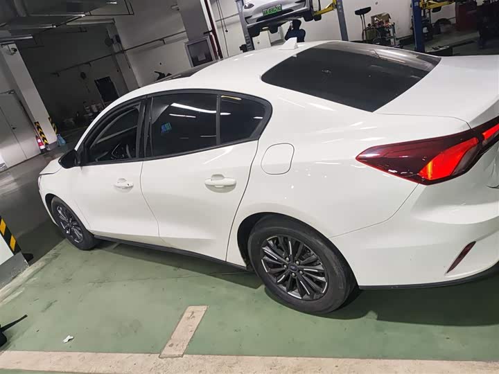 Ford Focus 2022 2022款 三厢 EcoBoost 180 自动竞速版