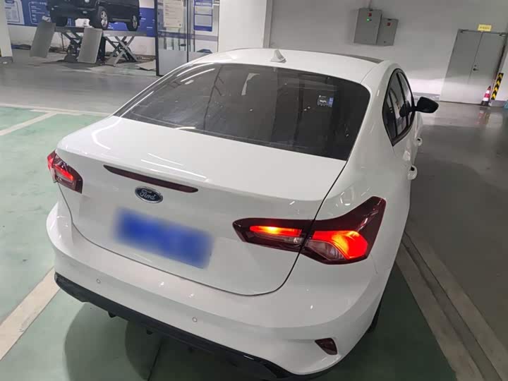 Ford Focus 2022 2022款 三厢 EcoBoost 180 自动竞速版