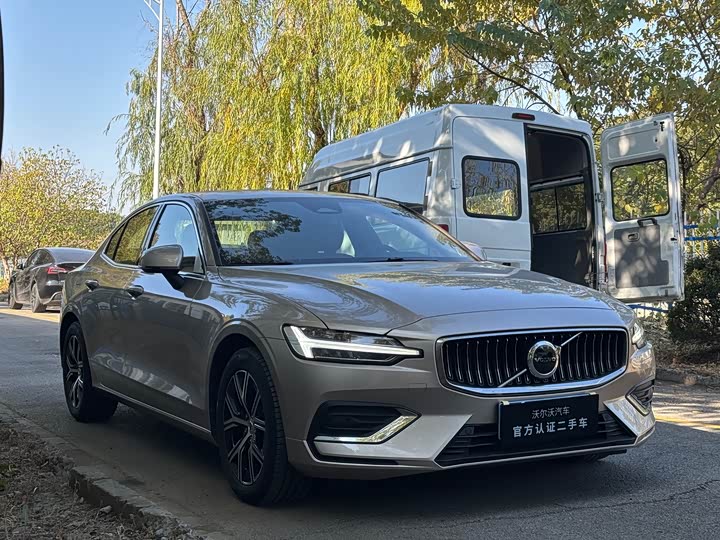 Volvo S60 2025 2025款 B4 智逸豪华版