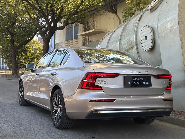Volvo S60 2025 2025款 B4 智逸豪华版