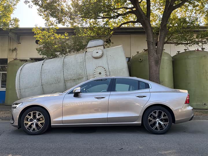Volvo S60 2025 2025款 B4 智逸豪华版