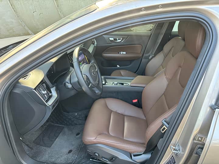 Volvo S60 2025 2025款 B4 智逸豪华版