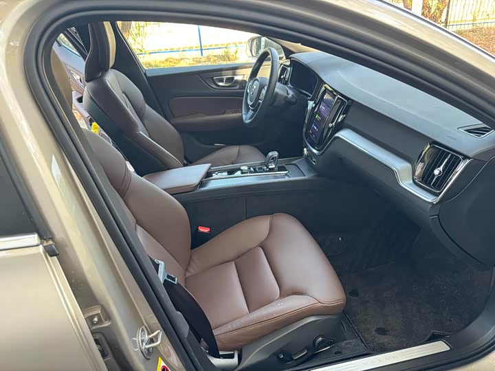 Volvo S60 2025 2025款 B4 智逸豪华版