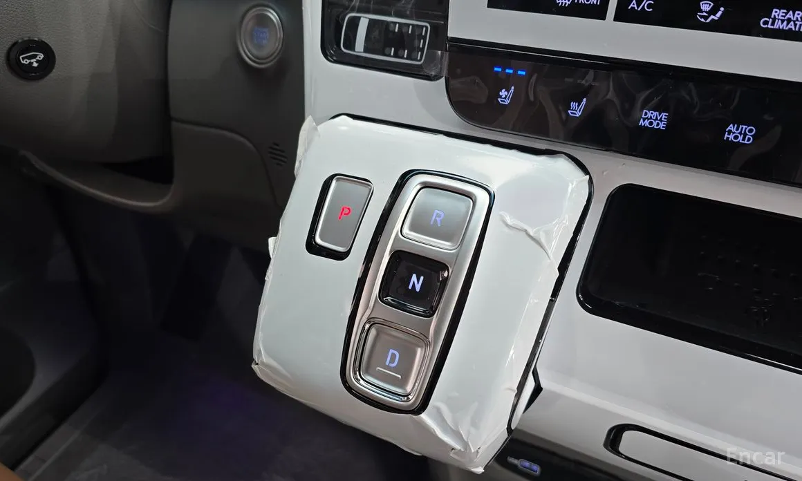 Hyundai Staria 2021 4WD Lounge 9-Seater