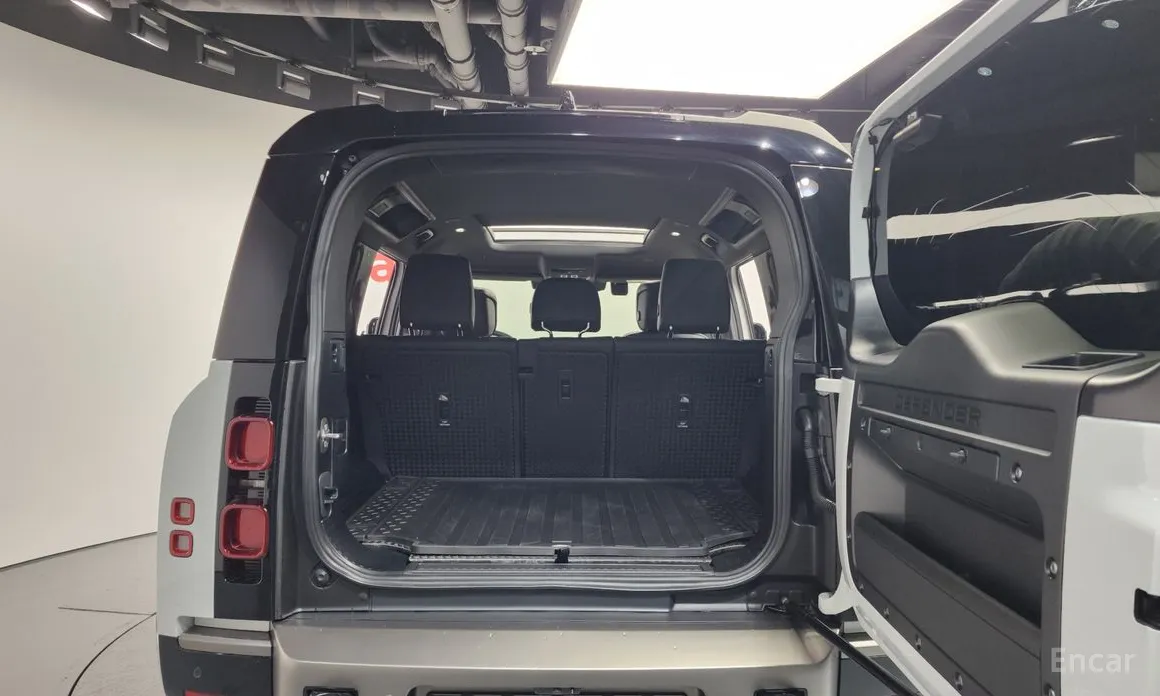 Land Rover Defender 2020 110 P300 X-Dynamic SE