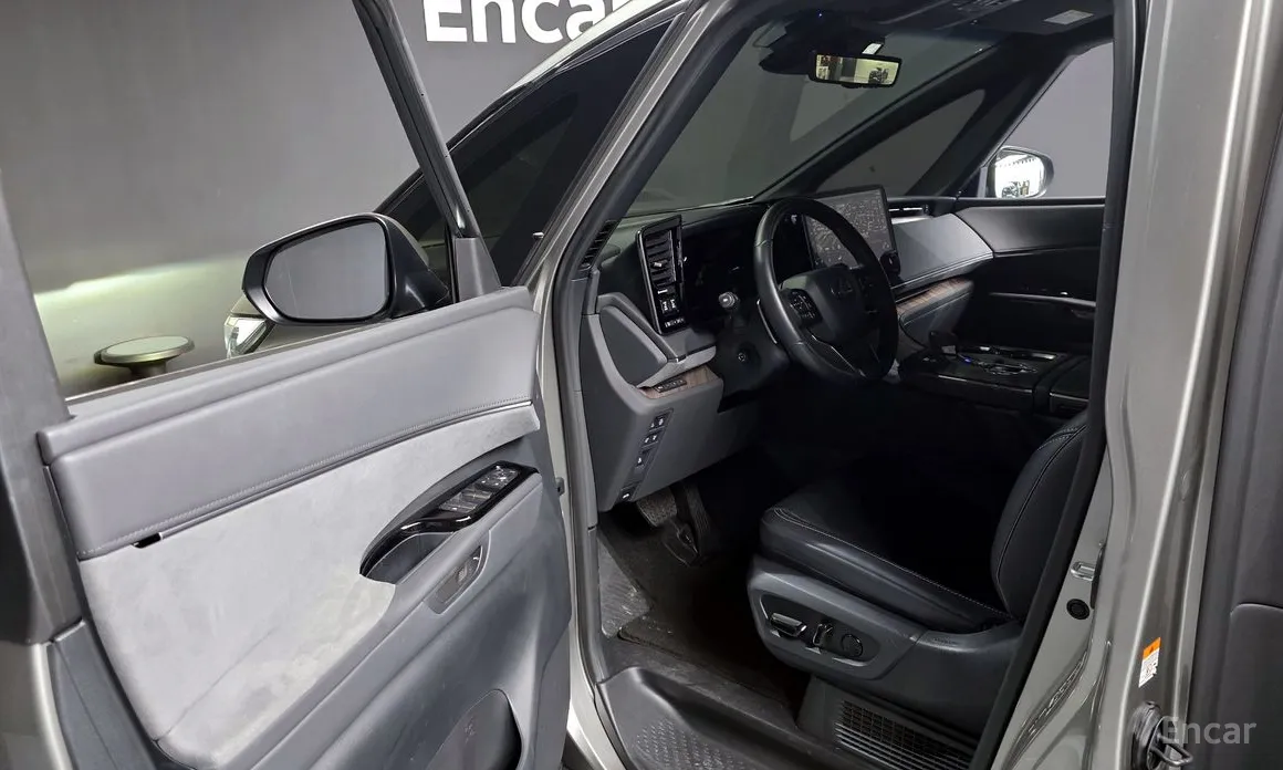 Lexus LM 2024 500h Royal