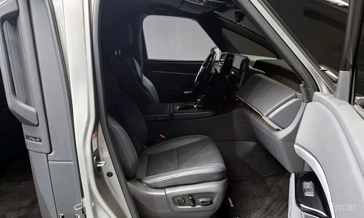 Lexus LM 2024 500h Royal