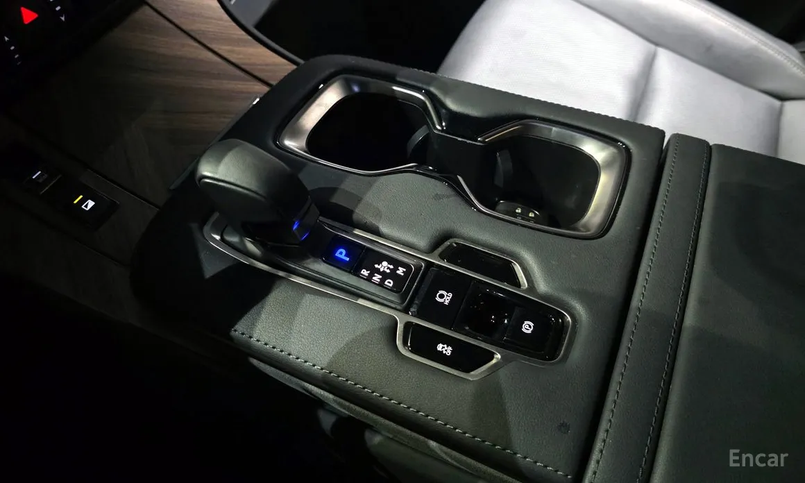 Lexus LM 2024 500h Royal