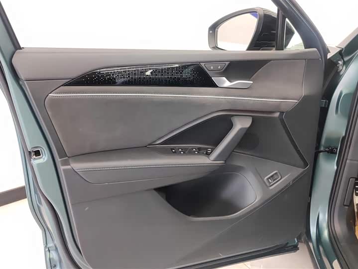 Volkswagen Tayron 2025 2025款 探岳L 330TSI 两驱精英City包