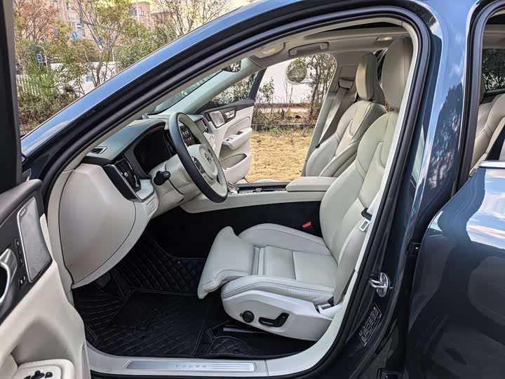 Volvo XC60 Hybrid 2025 2025款 插电式混动 长续航四驱智雅豪华版