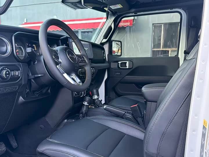 Jeep Wrangler 2024 2024款 2.0T 撒哈拉四门版