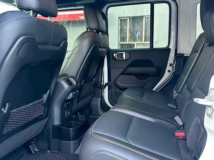 Jeep Wrangler 2024 2024款 2.0T 撒哈拉四门版