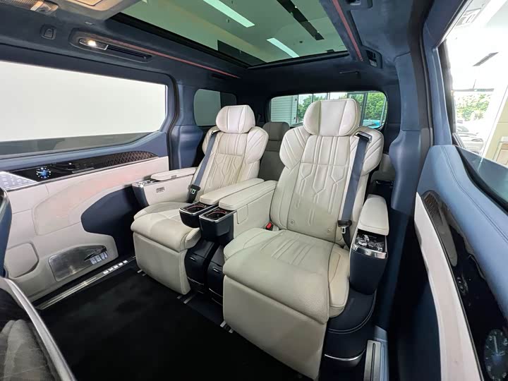 Zeekr 009 2024 2024款 六座行政版四驱 108kWh