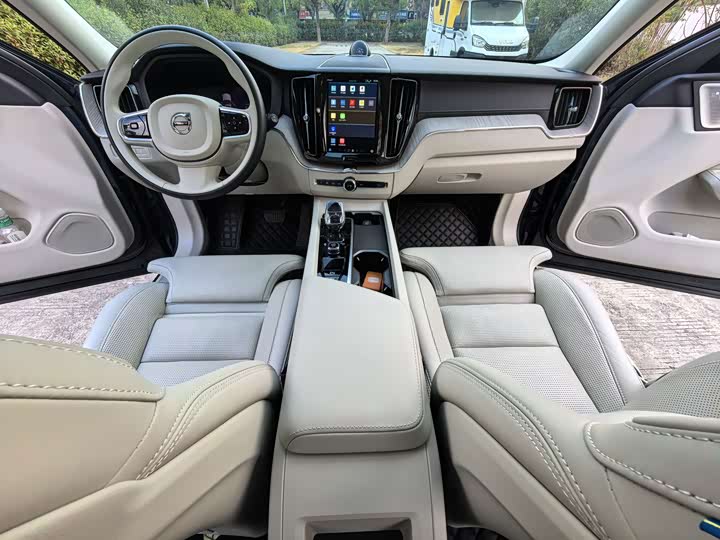 Volvo XC60 Hybrid 2025 2025款 插电式混动 长续航四驱智雅豪华版