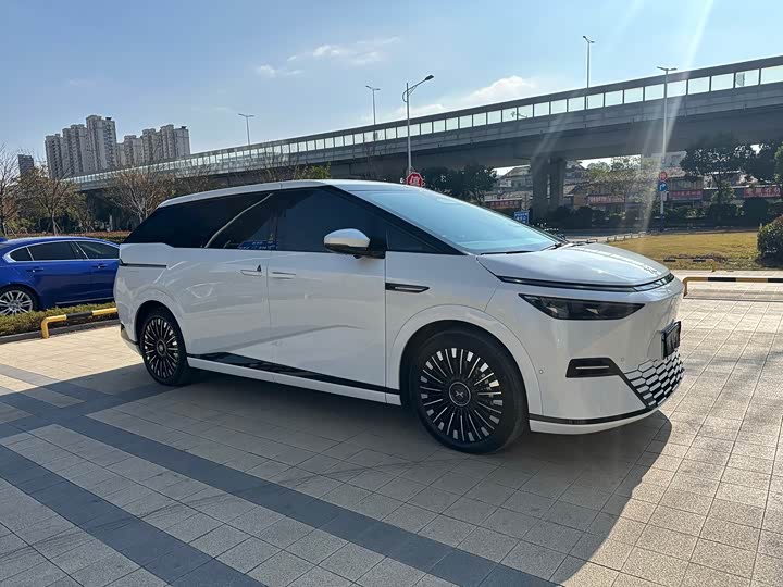 XPeng X9 2025 2025款 纯电 650长续航 Max