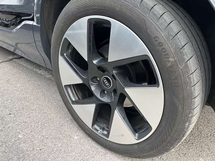 Audi Q6L e-tron 2026 2026款 首发领航版