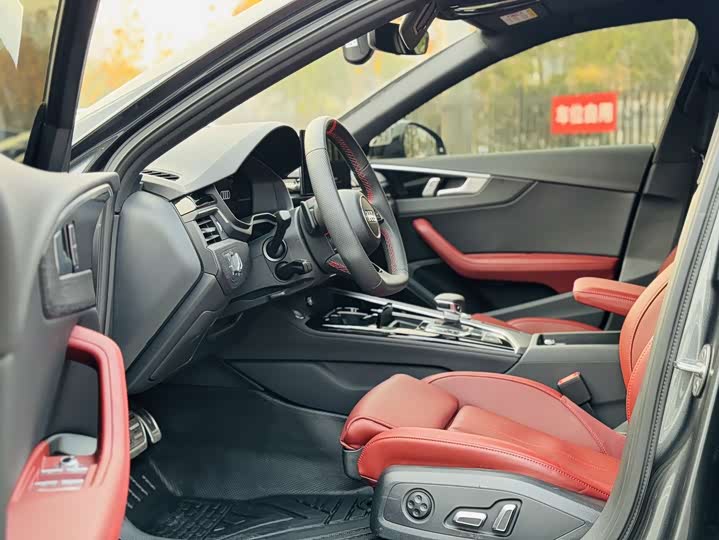 Audi A4L 2025 2025款 200万辆悦享版 40 TFSI 豪华动感型