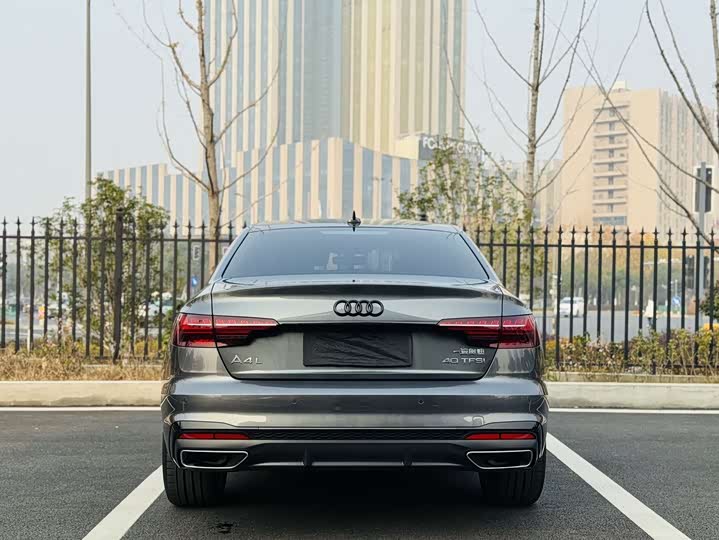 Audi A4L 2025 2025款 200万辆悦享版 40 TFSI 豪华动感型