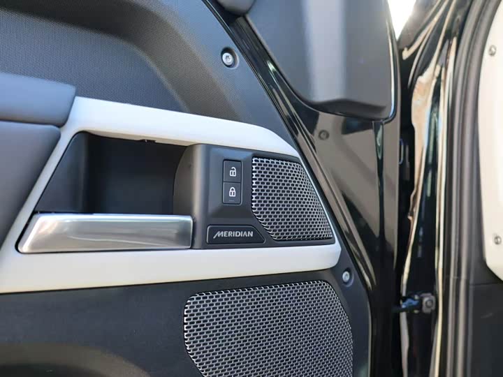 Land Rover Defender 2024 2024款 110 3.0T P400 暗黑特别版