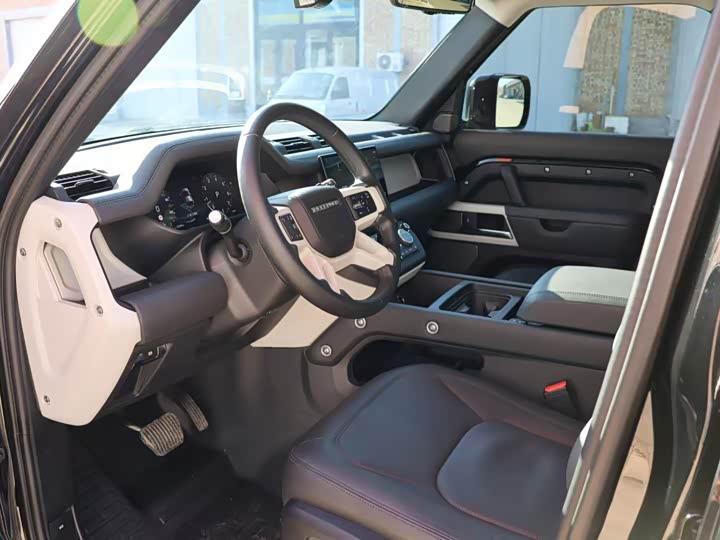 Land Rover Defender 2024 2024款 110 3.0T P400 暗黑特别版