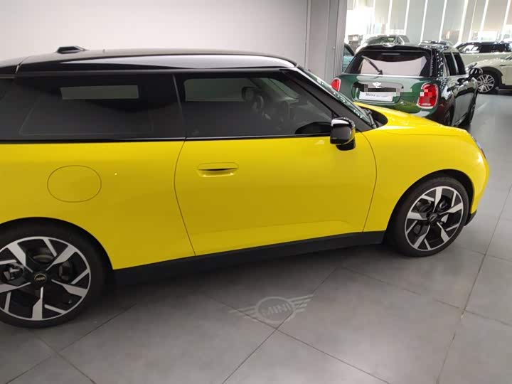 Mini Cooper 2024 2024款 452km COOPER SE 艺术家