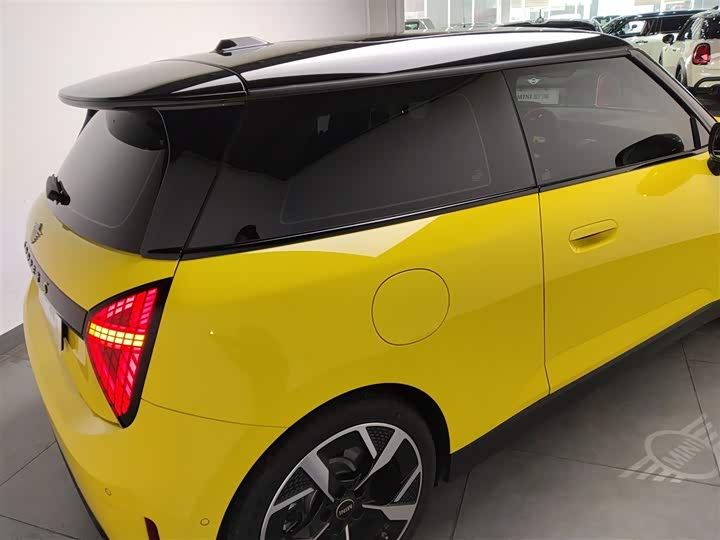 Mini Cooper 2024 2024款 452km COOPER SE 艺术家