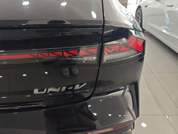 Changan UNI-V 2024 2024款 1.5T 尊贵型