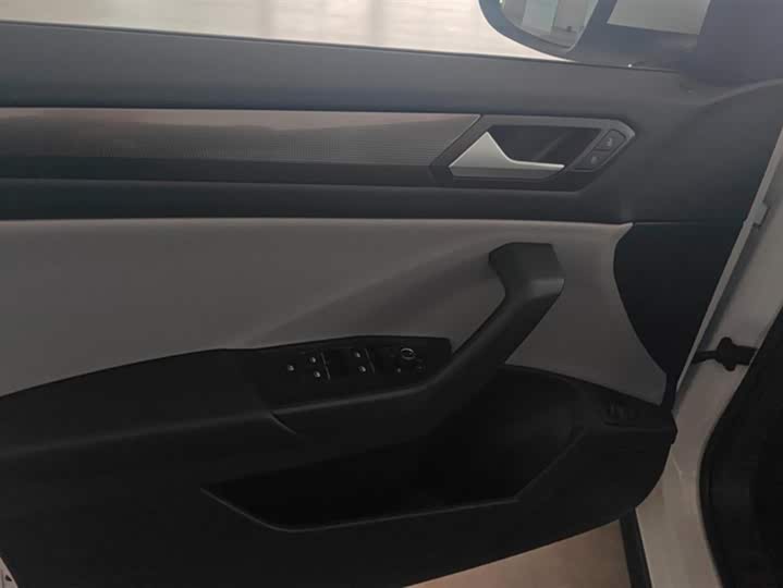 Volkswagen T-Roc 2025 2025款 300TSI DSG两驱辰光版