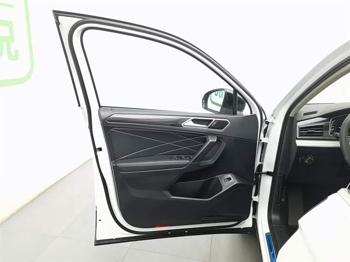 Volkswagen Tiguan L Pro 2025 2025款 出众款 300TSI 自动两驱龙腾版
