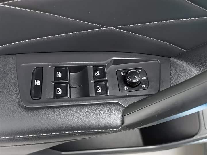 Volkswagen Tiguan L Pro 2025 2025款 出众款 300TSI 自动两驱龙腾版