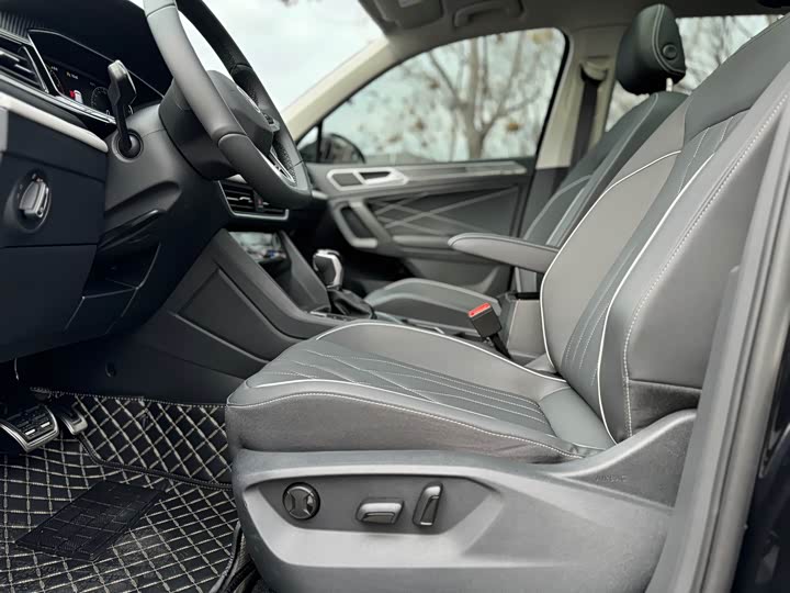 Volkswagen Tiguan L Pro 2025 2025款 出众款 330TSI 自动两驱R-Line龙耀版