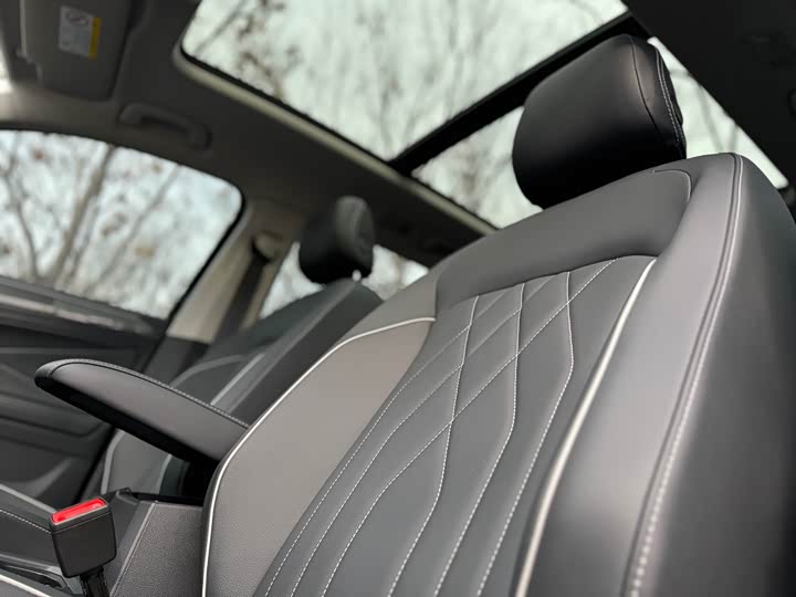 Volkswagen Tiguan L Pro 2025 2025款 出众款 330TSI 自动两驱R-Line龙耀版