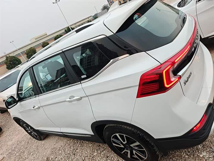 Dongfeng Forthing T5 2022 2022款 盛世款 1.5T 自动逐梦版五座