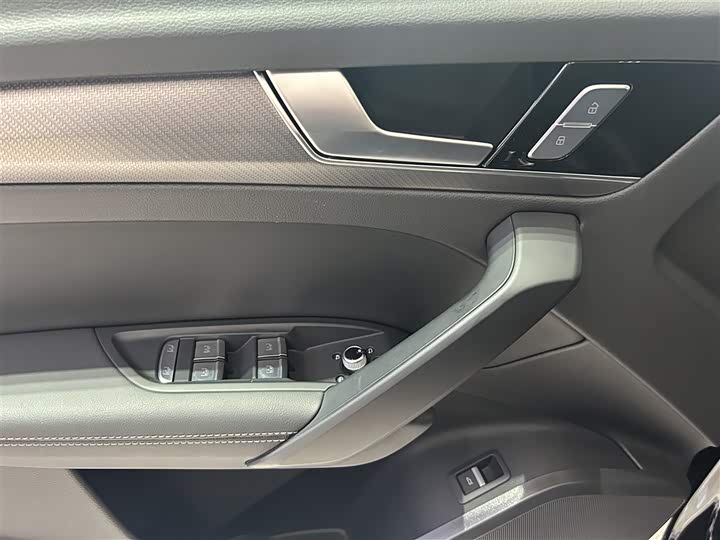 Audi Q5L 2025 2025款 45周年典藏版 40 TFSI 豪华动感型