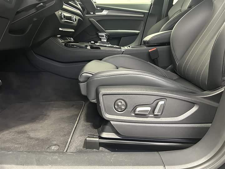 Audi Q5L 2025 2025款 45周年典藏版 40 TFSI 豪华动感型