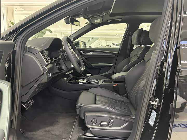 Audi Q5L 2025 2025款 45周年典藏版 40 TFSI 豪华动感型