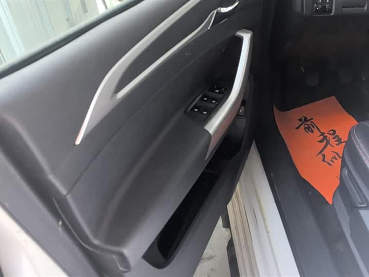 Maxus T70 2020 2020款 2.0T汽油手动两驱精英型标箱高底盘