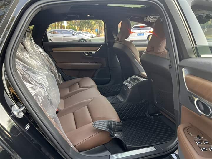 Volvo S90 Hybrid 2025 2025款 插电式混动 四驱长续航智逸豪华版