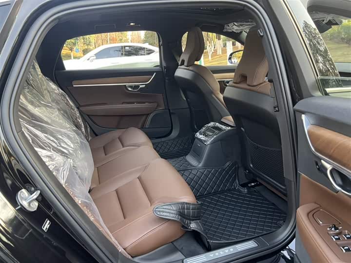 Volvo S90 Hybrid 2025 2025款 插电式混动 四驱长续航智逸豪华版