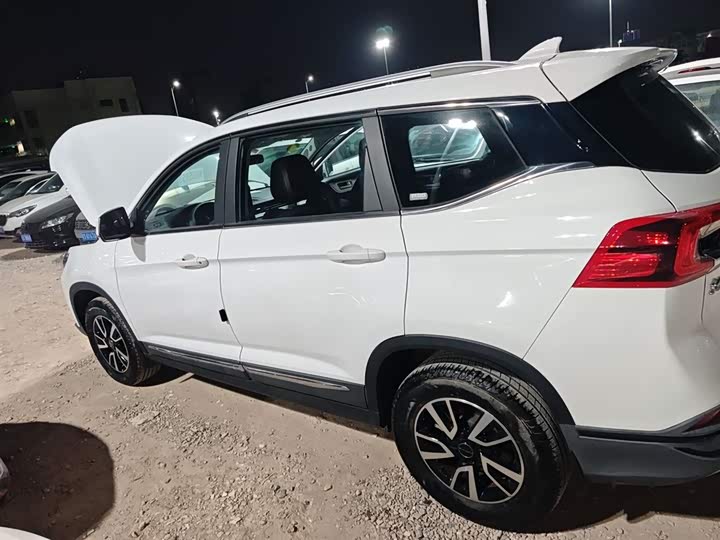 Dongfeng Forthing T5 2022 2022款 盛世款 1.5T 自动逐梦版五座