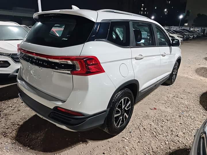 Dongfeng Forthing T5 2022 2022款 盛世款 1.5T 自动逐梦版五座