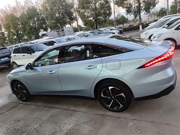 Geely Galaxy L6 2025 2025款 EM-i 140km 星舰版