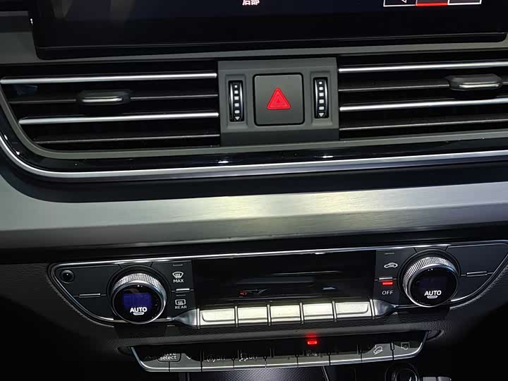 Audi Q5L 2026 2026款 45周年典藏版 40 TFSI 时尚动感型