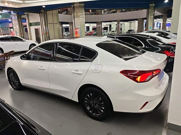 Ford Focus 2022 2022款 三厢 EcoBoost 180 自动竞速版